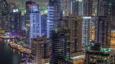Konut kuleleri aydınlatma ve aydınlatma timelapse ile. Yol ve Dubai Yat Limanı ve Jlt manzarası, gece güvertede. Rating gökdelenler ile parlayan pencere eşiği yanında