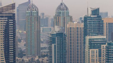 Dubai, Birleşik Arap Emirlikleri güneş battıktan sonra gece geçiş timelapse Dubai Marina günler güzel hava üstten görünüm. Modern kuleleri ve yolda trafik.