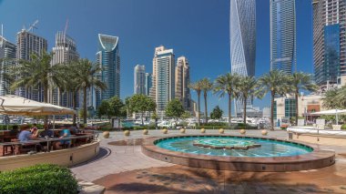 Panoramik gezinti güneşli bir gün, modern gökdelenler, geçit ve Dubai Yat Limanı timelapse hyperlapse çeşme ile görüntüleyin. Birleşik Arap Emirlikleri