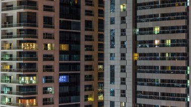 Akşam timelapse, gökdelenlerin parlayan windows. Dubai Yat Limanı modern konut yüksek katlı binaların görünümü. Daire içinde hareket insanlar. Hava üstten görünüm