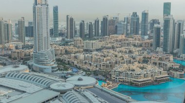 Dubai gece geçiş timelapse modern ışıklandırılmış gökdelenler, alışveriş merkezi ve yolda trafik ile şehir merkezindeki günler. Güneş battıktan sonra üstten üstten görünüm