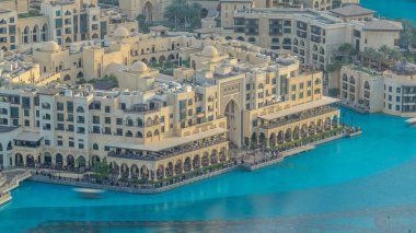 Dubai downtown Çeşme ve alışveriş merkezi ile günbatımı timelapse sırasında. Akşam üstten üstten görünüm