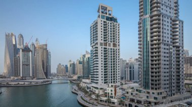 Dubai, Birleşik Arap Emirlikleri güneş battıktan sonra gece geçiş timelapse Dubai Yat Limanı mesire ve kanal kayan yat ve tekne ile günler hava üstten görünüm. Modern kuleleri ve trafik
