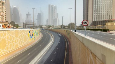 Gökdelenleri olan Dubai finans merkezi zaman atlaması yaşıyor. Yol, tünel ve sisli hava trafiği. Dubai şehir merkezinde güneşli bir günde