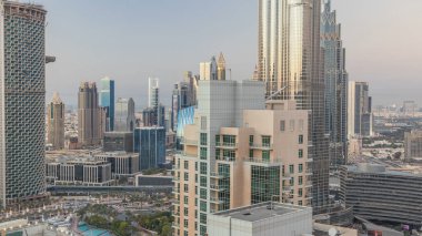 Dubai şehir merkezi ve finans bölgesi geçiş zamanı, aydınlatılmış lüks modern binalar, Birleşik Arap Emirlikleri 'nin fütürist şehir manzarası. Gün batımından sonra gökdelenden gökyüzü görüntüsü