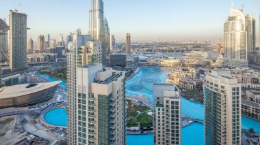 Dubai şehir merkezinde, gün be gece çeşmeler, geçiş zamanları, aydınlatmalı lüks modern binalar, Birleşik Arap Emirlikleri 'nin gelecekteki şehirleri. Gün batımından sonra gökdelenden gökyüzü görüntüsü