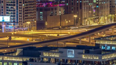 Sheikh Zayed karayolu hava timelapse üzerinde yoğun bir kavşak üzerinde gece trafik. Dubai şehir merkezinde çatı üzerinden görüntülemek