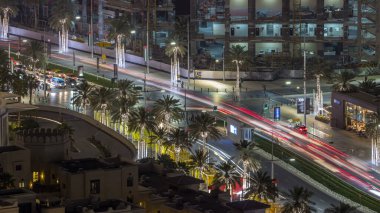 Kuşlar Dubai siluetinin timelapse ve acele saat trafik şehir görünümünü geceleri göz. Yol Kavşağı ile avuç içi ile