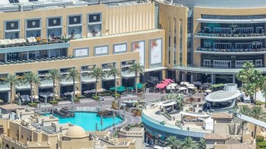 Alışveriş Merkezi havuzuna çeşmeler timelapse Dubai, Suudi Arabistan içinde seyreden ile balkon. Gökdelen üzerinden hava üstten görünüm