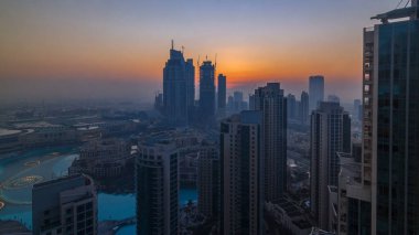 Dubai şehir merkezinde sisli bir sabah güneşi ve business bay zaman dilimi. Şehrin sisle kaplı gökdelenlerinin gelecekteki görüntüsü. Modern kuleleri olan çatıdan hava manzarası. Dubai, BAE