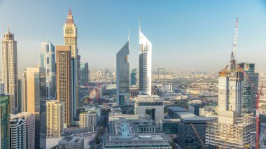 Sheikh Zayed Yolu 'nun Skyline manzarası ve Dubai, BAE' deki DIFC zaman çizelgesi. Gökdelenler gün batımından önce finansal merkezin hava manzarasında yapım aşamasındalar.