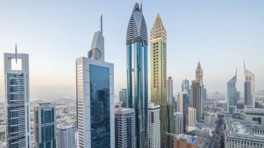 Şeyh Zayed Yolu 'nun Skyline manzarası ve Dubai, BAE' deki gece gündüz geçiş zamanı. Finans merkezindeki gökdelenler gün batımından sonra yukarıdan hava manzarası