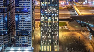 Sheikh Zayed Yolu 'nun Skyline manzarası ve Dubai, BAE' deki DIFC gece zaman çizelgesi. Finans merkezindeki gökdelenler yukarıdan gökdelenler