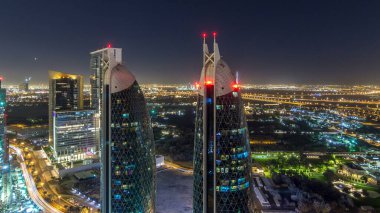 Sheikh Zayed Yolu 'nun Skyline manzarası ve Dubai, BAE' deki DIFC gece zaman çizelgesi. Finansal merkezdeki aydınlık gökdelenler yukarıdan panoramik manzara