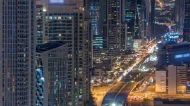 Üst Dubai, Suudi Arabistan, Dubai Downtown gökdelenler gece timelapse modern kuleleri görüntüleyin. Business bay yakınındaki yolda trafik