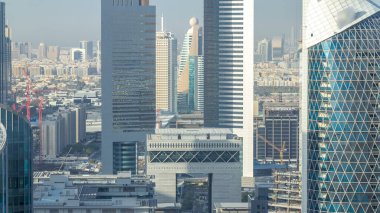 Sheikh Zayed Yolu 'nun Skyline manzarası ve Dubai, BAE' deki DIFC zaman çizelgesi. Gökdelenler ve finans merkezindeki kemer günbatımından önce yukarıdan hava görüntüsü