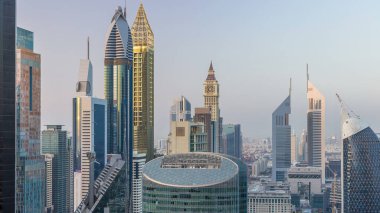 Şeyh Zayed Yolu 'nun Skyline manzarası ve Dubai, BAE' deki gece gündüz geçiş zamanı. Finans merkezindeki gökdelenler güneş battıktan sonra yukarıdan panoramik manzara