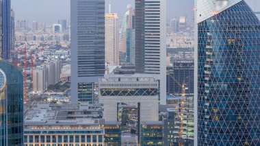 DIFC 'deki binaların ufuk çizgisi Dubai, BAE' deki gece-gündüz geçiş zamanlarını gösteriyor. Gökdelenler ve finans merkezindeki kemer günbatımından sonra yukarıdan hava görüntüsü