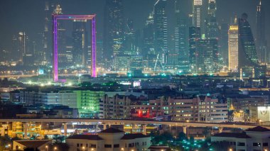 Dubai creek manzara gece timelapse tekneler ve yatlar ve ışık gösterisi ile şehir merkezindeki gökdelenler ile modern binalar ile. Yukarıdan hava üstten görünüm