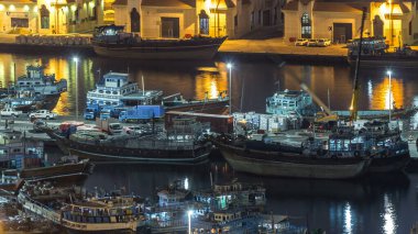 Port Said gece timelapse Dubai, Deira creek, BAE gemisiyle yükleniyor. Birçok eski tekneler ve sokak ışıkları ile yukarıdan hava üstten görünüm