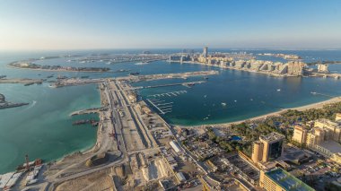 Palm Jumeirah Adası timelapse hava görünümünü. Villa, otel ve yat ile üstten görünüm akşam. Yeni cruise terminal inşaat süreci