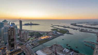 Ada hava gün gece geçiş timelapse için JBR ve Bluewaters. Modern kule ve gökdelen, köprü ve palm jumeirah Adası parçası üzerinde trafik