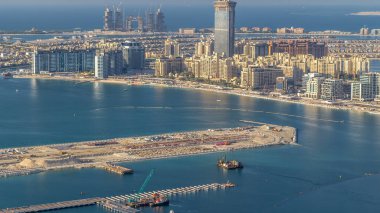 Palm Jumeirah Adası timelapse hava görünümünü. Villa, otel ve yat ile üstten görünüm akşam. Bazı binalar inşa halinde olan