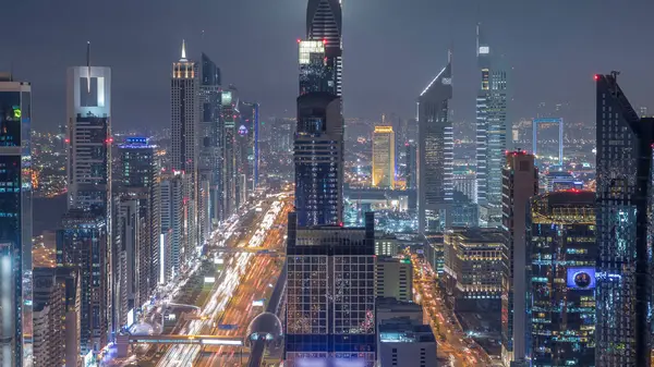 Doğal Dubai şehir manzarası, gece timelapse. Çok sayıda ışıklı Kuleli Şeyh Zayed Yolu üzerinde trafik çatı görünümü.