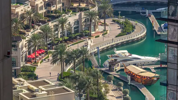 Променад Канал Дубае Marina Timelapse Лодки Роскошные Здания Вокруг Объединенные — стоковое фото