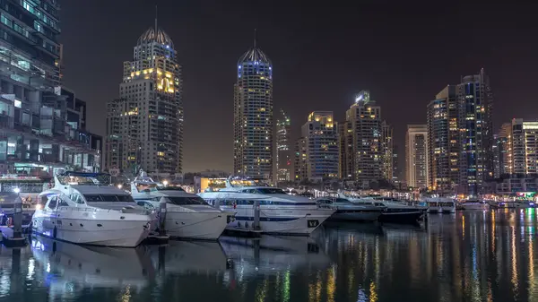 Dubai Marina Bay Jachty Timelapse Lodě Mrakodrapy Osvětlené Noci Odráží — Stock fotografie