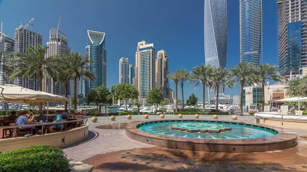 Panoramik gezinti güneşli bir gün, modern gökdelenler, geçit ve Dubai Yat Limanı timelapse hyperlapse çeşme ile görüntüleyin. Birleşik Arap Emirlikleri