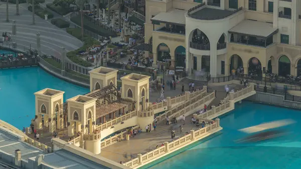 在迪拜最大的音乐喷泉附近的桥梁日落 Timelapse 阿联酋迪拜 上面的视图 漫长的清晨的阴影 人们四处走动 — 图库照片