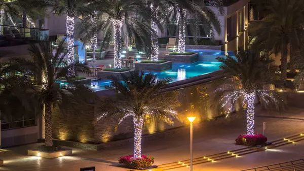 Dubai Yat Limanı gece timelapse aydınlatmalı çatı yüzme havuzu. Gökdelen hava en iyi manzara. Bir mesire avucunda