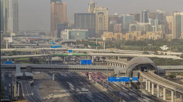 Jumeirah lakes hava görünümünü gökdelenler ve Al Barsha bölgesinde timelapse Şeyh zayed road ve metro hattı üzerinde trafik ile kuleleri. Günbatımı zamanı uzun gölgeler ve bir cam üzerine düşünceler