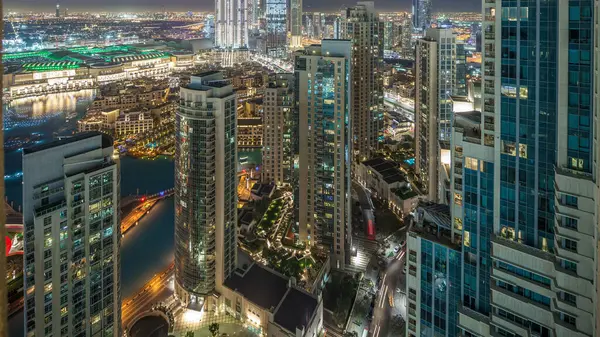 ドバイ ダウンタウンの夜のタイムラプス 照らされた贅沢なモダンな建物 アラブ首長国連邦の未来的な都市の景観 高層ビルから空中のトップ ビュー — ストック写真