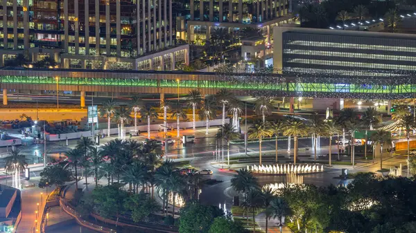 迪拜市中心夜 Timelapse 照亮了豪华现代建筑和喷泉与交通在圈子 未来的城市风貌阿拉伯联合酋长国 摩天大楼的空中俯视图 — 图库照片