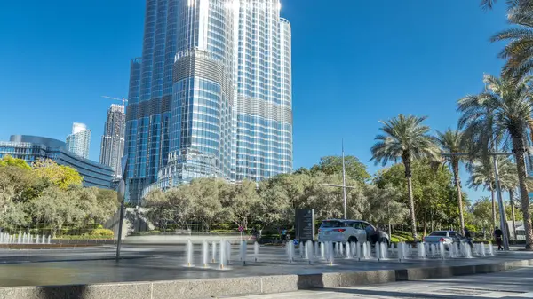 Szökőkutak Legmagasabb Felhőkarcoló Timelapse Dubai Bejáratához Közel Palm Forgalom Utakon — Stock Fotó