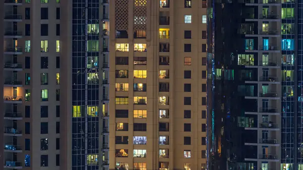 Des Fenêtres Éclatantes Dans Immeuble Résidentiel Moderne Plusieurs Étages Verre — Photo