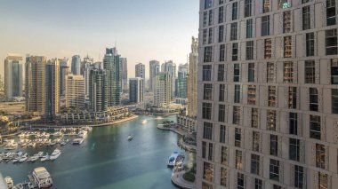 Dubai Yat Limanı mesire ve yüzen ile kanal güzel hava görünümünü yatlar ve gün batımından önce Dubai, BAE tekneler. Modern kule ve gökdelen windows akşam ile