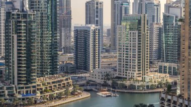 Dubai Yat Limanı mesire ve yüzen ile kanal güzel hava görünümünü yatlar ve gün batımından önce Dubai, BAE tekneler. Modern kule ve gökdelen akşam