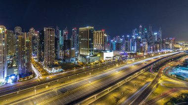 Dubai Yat Limanı timelapse tüm gece boyunca muhteşem çatı manzarası. Işıklandırılmış gökdelenler, Birleşik Arap Emirlikleri, dönüm büyük bir şehir. Hava Jlt görünümünden
