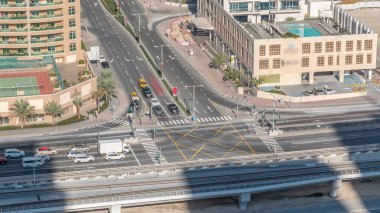 Bir büyük şehir timelapse bir yol kavşak hava görünümünü. Arabalar ve tramvay ile UAE Dubai Yat Limanı bölgesinin kentsel peyzaj