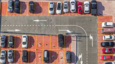 Araba park yeri timelapse, arabalarla gelip akşam hava üstten görünüm yukarıdan izlendi. Dubai, Birleşik Arap Emirlikleri