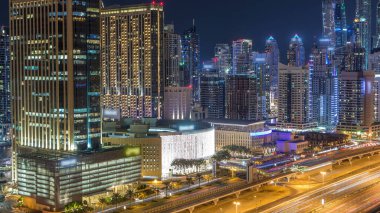 Dubai Yat Limanı timelapse fantastik çatı manzarası. Işıklandırılmış gökdelenler büyük bir şehrin gece, Birleşik Arap Emirlikleri. Hava Jlt görünümünden
