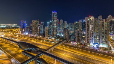 Dubai Yat Limanı timelapse fantastik çatı manzarası. Işıklandırılmış gökdelenler büyük bir şehrin gece, Birleşik Arap Emirlikleri. Hava Jlt görünümünden