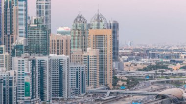 Dubai Yat Limanı Şeyh zayed road panorama gün gece geçiş timelapse ışık için trafik ile açın. Gökdelenler, BAE gece aydınlatma. Hava Jlt görünümünden
