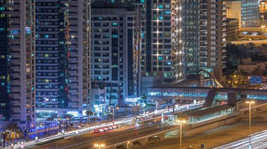 Hava görünümünde Dubai tramvay Dubai marina gece timelapse. Marina ve Jbr alanı ve Dubai Metro ve Palm Monoray bağlantılar çevresine bir daire içinde Dubai tramvay çalışır.