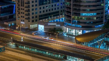 Hava görünümünde Dubai tramvay Dubai marina gece timelapse. Marina ve Jbr alanı ve Dubai Metro ve Palm Monoray bağlantılar çevresine bir daire içinde Dubai tramvay çalışır.