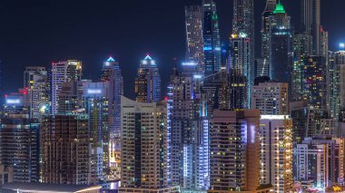 Dubai Yat Limanı timelapse fantastik çatı manzarası. Büyük bir şehrin gece, Birleşik Arap Emirlikleri tarafından aydınlatılmış en yüksek gökdelenler. Hava Jlt görünümünden