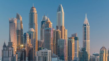 Dubai Yat Limanı gökdelenler hava en iyi manzaraya Dubai timelapse, BAE, Jlt dan gündoğumu. Modern kule uzun gölgeler aşağıya taşınması ve Şeyh zayed yolu üzerinde trafik ile.
